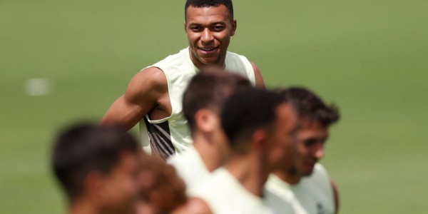 恩里克怒斥裁判，皇马迎战多特蒙德：世俱杯悬念迭起！