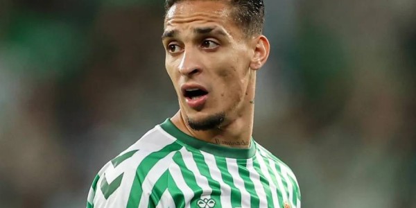 安东尼留守西甲受阻，高额转会费成为障碍，法布雷加斯抛出橄榄枝