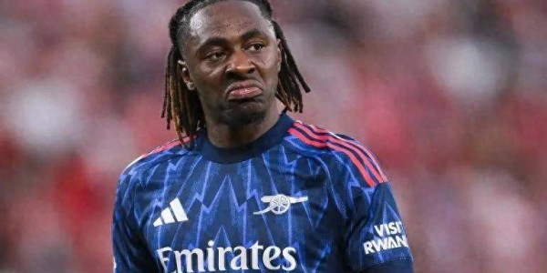 看完埃泽在左路的挣扎，才明白阿尔特塔的这次战术实验有多么失败