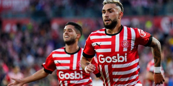 西甲焦点战：巴萨主场传控争冠，赫罗纳客场技术反冲击