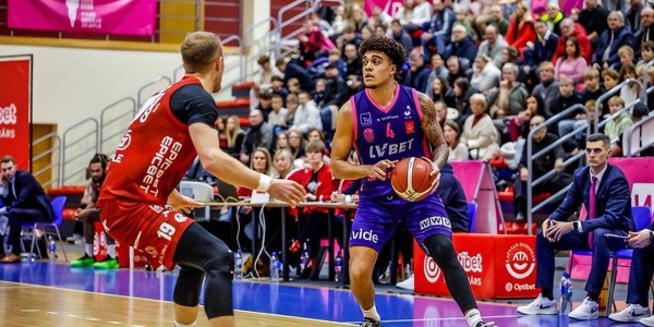 夏季联赛在开拓者的表现一塌糊涂，前夏威夷大学锋线将转战西甲？