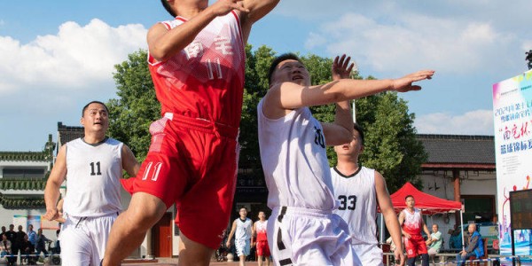 拜仁德甲险胜多特：凯恩戴帽创纪录，图赫尔警告球队勿轻敌