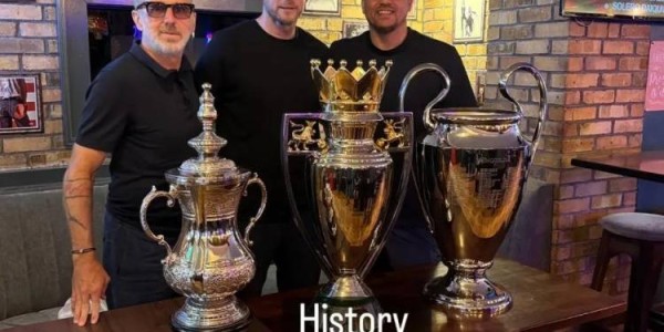 不看名字你认得出吗？3位曼联名宿合影，左边这位球迷惊呼没认出