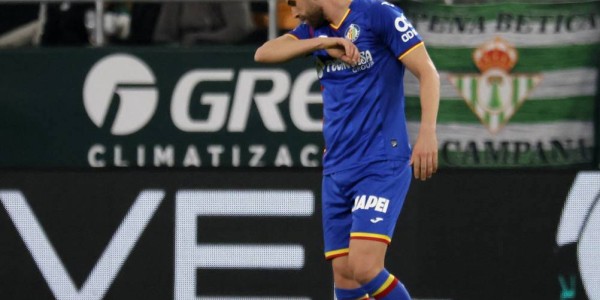 西甲西乙赛季中场休息：皇家奥维耶多与体育俱乐部的悬崖边舞蹈