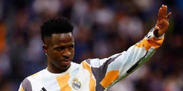 续约停摆！维尼修斯皇马地位堪忧，出售套现2亿欧能否解财政难题？