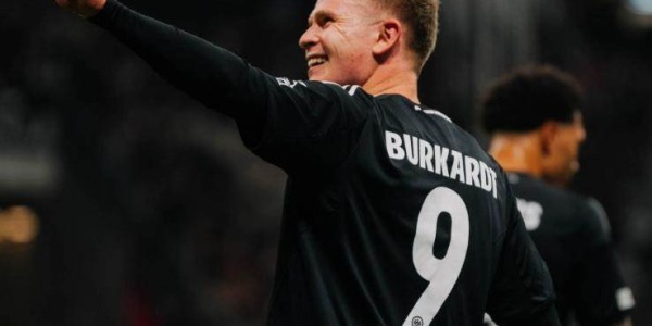 5-1逆转创造历史！欧冠大黑马浮现：登上榜首5万球迷狂欢