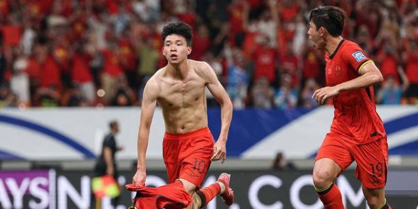 国足小将脱衣庆祝引发尴尬，错让人误以为晋级世界杯
