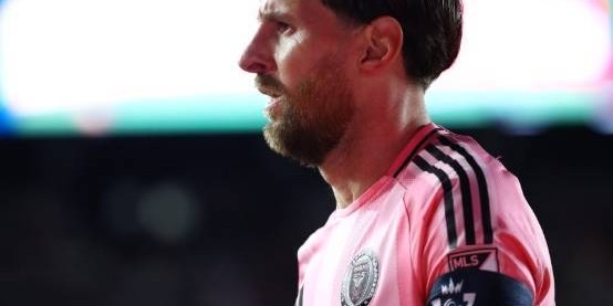 巴萨新闻观看——梅西在阿迪达斯的新广告中给拉明·亚马尔“写了一封信”