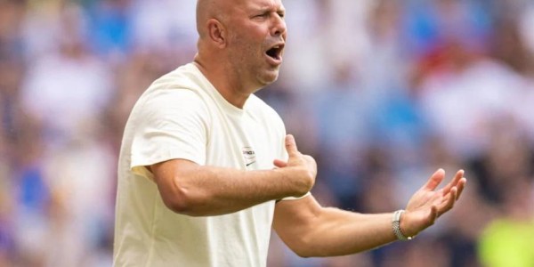 斯洛特否认后防危机，暗示利物浦将签新中卫