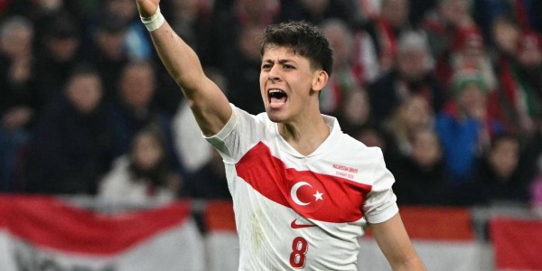 曼城砸1亿欧挖皇马新星，德甲天才边锋或将加盟，曼联拟用梅努换维尼修斯