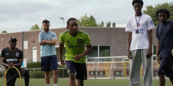 法甲天才前锋穿曼联球衣踢球，标价5000万！红魔或免费签英超空霸