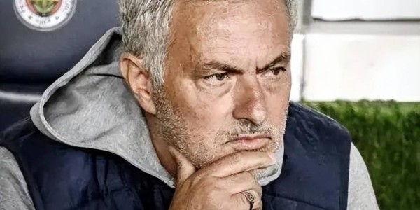 穆里尼奥再掀舆论狂潮，25分钟11打10换来0：0，裁判两度改变比赛