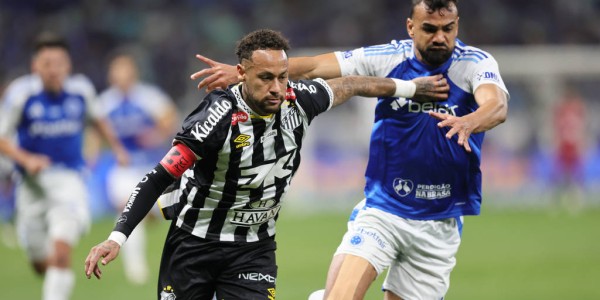 巴黎圣日耳曼奖杯展示：法甲大战昂热背后的荣耀与期待