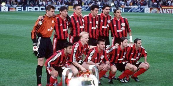 被扁虱害惨的玻璃人，24岁踢德甲，28岁退役，欧冠亚军是一生荣耀