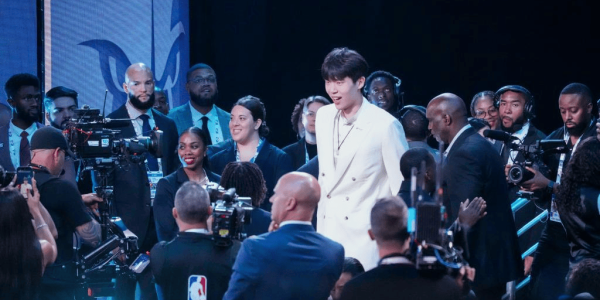 开拓者为杨瀚森安排专机 16顺位16号前来报到