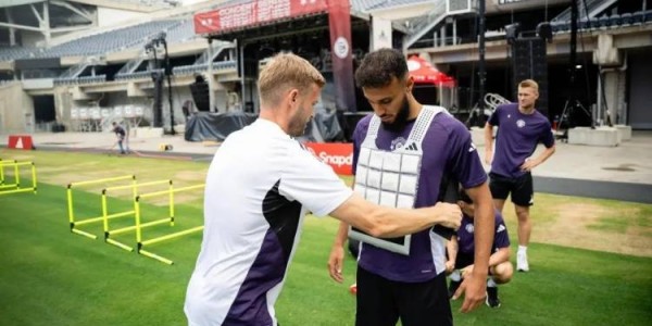 太阳报：曼联球员穿阿迪达斯研发的高科技夹克抵御美国高温