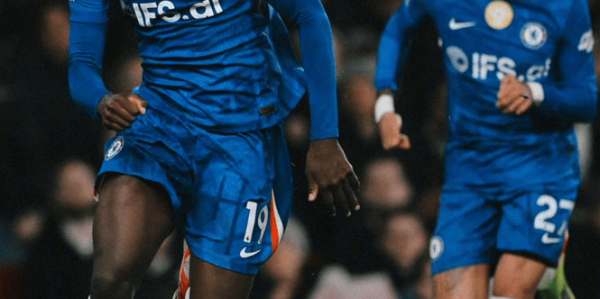 阿森纳2比1切尔西领跑英超，角球成为主题，红牌左右德比胜负