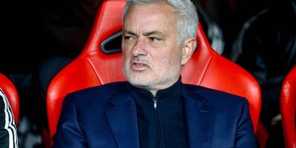 欧冠2-0,62岁穆帅双手插兜:率队掀翻意甲第2,巴雷罗脚后跟破门