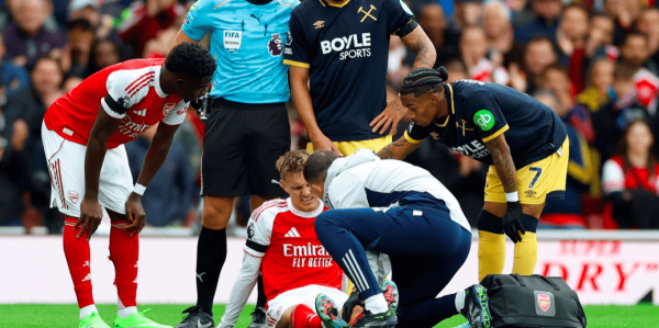 2-0！4连胜 英超榜首更迭：13.3亿豪门笑傲德比大战 两大核心全伤退