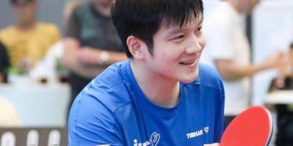 樊振东德甲三连胜，赛后与队友庆祝竟有点害羞，对手直言毫无胜算！