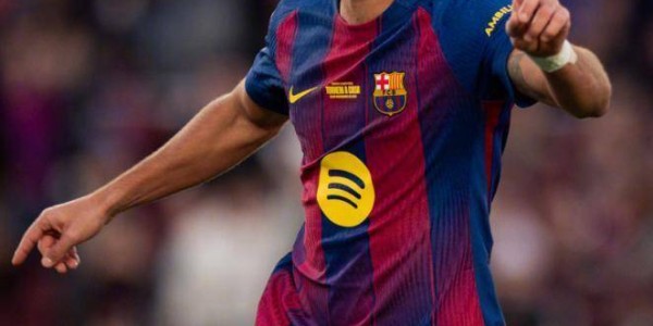 诺坎普呼唤梅西！莱万闪击亚马尔天秀助攻，巴萨4-0登顶西甲第1