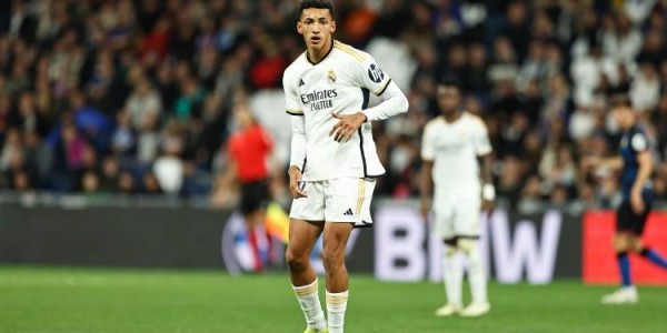 马卡报：西甲升班马埃尔切求租皇马前锋阿尔瓦罗，正在深入谈判