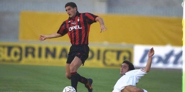 欧冠决赛上梅开二度，改制后8人做到，梅西无缘，因扎吉复仇红军